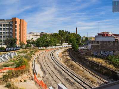 Possiamo proseguire lungo via Pietracola e attraversare il ponte che sormonta le Ferrovie Appulo Lucane